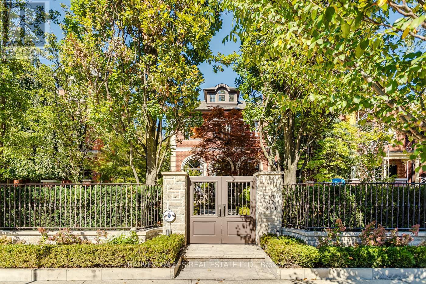 92 South Drive, Toronto, Ontario M4W 1R6 - Photo 2 - C13024424