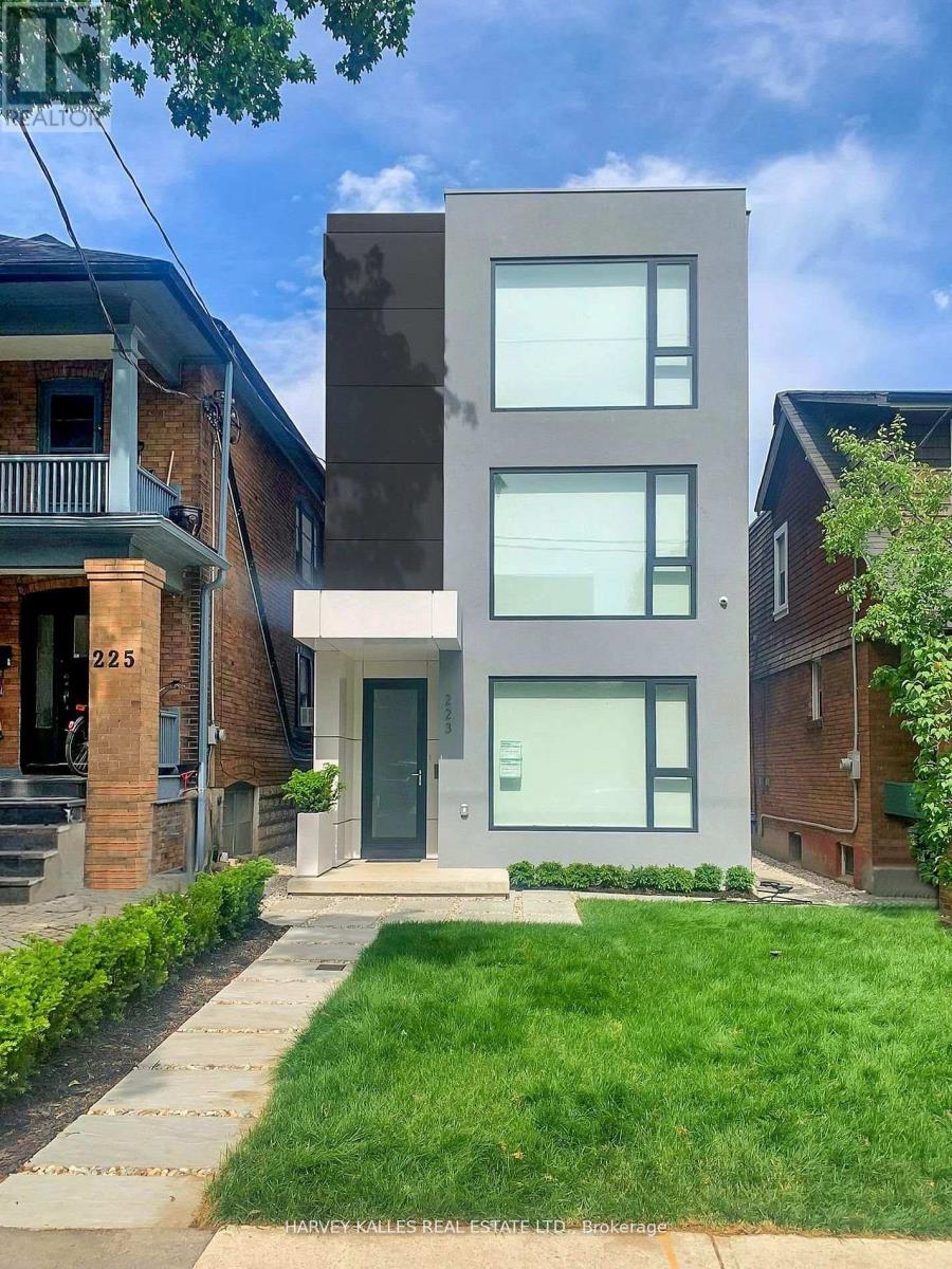 223 WYCHWOOD AVENUE, Toronto, Ontario