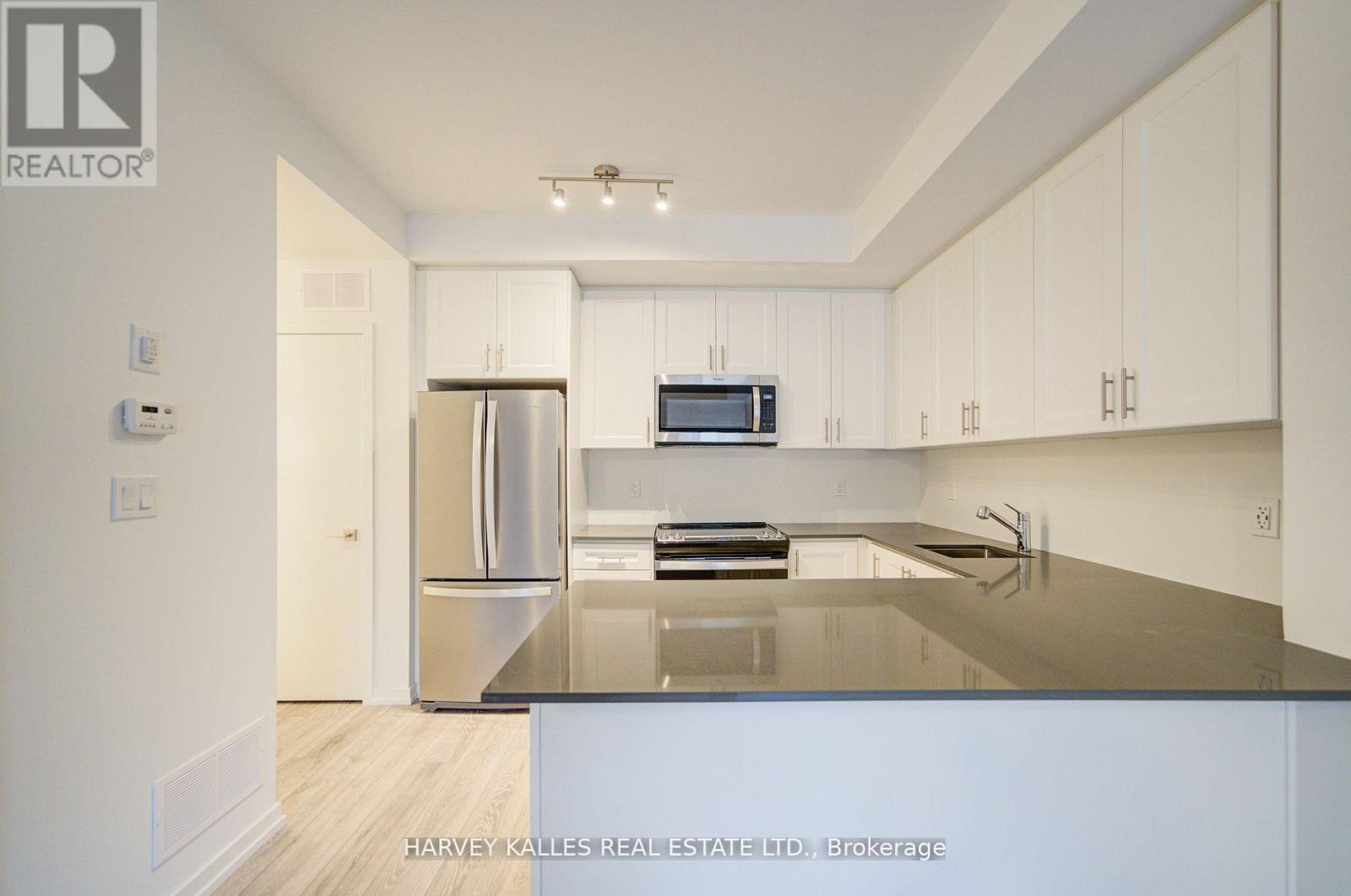 28 - 18 Lytham Green Circle, Newmarket, Ontario L3Y 0H4 - Photo 10 - N13058616