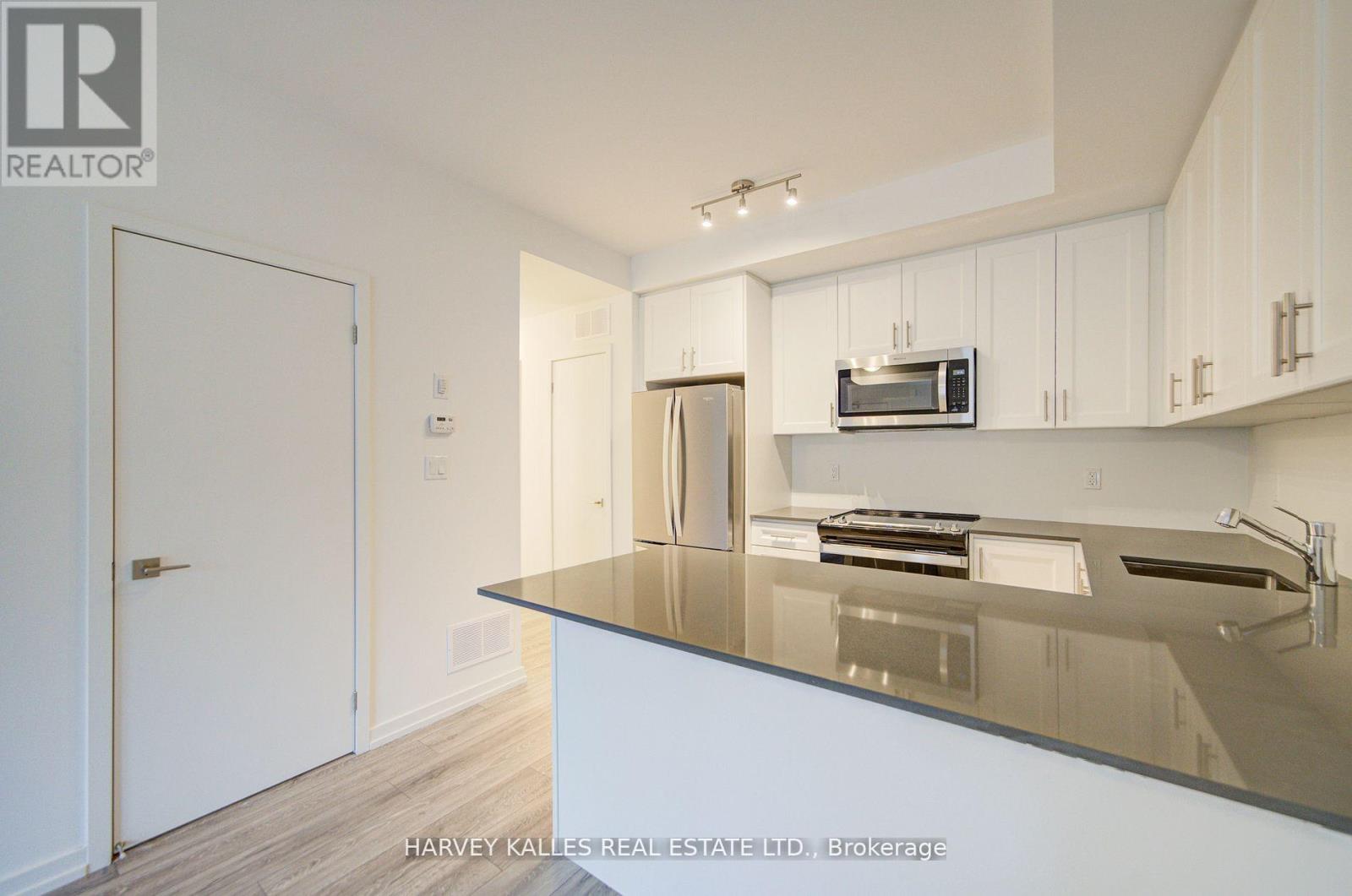 28 - 18 Lytham Green Circle, Newmarket, Ontario L3Y 0H4 - Photo 11 - N13058616