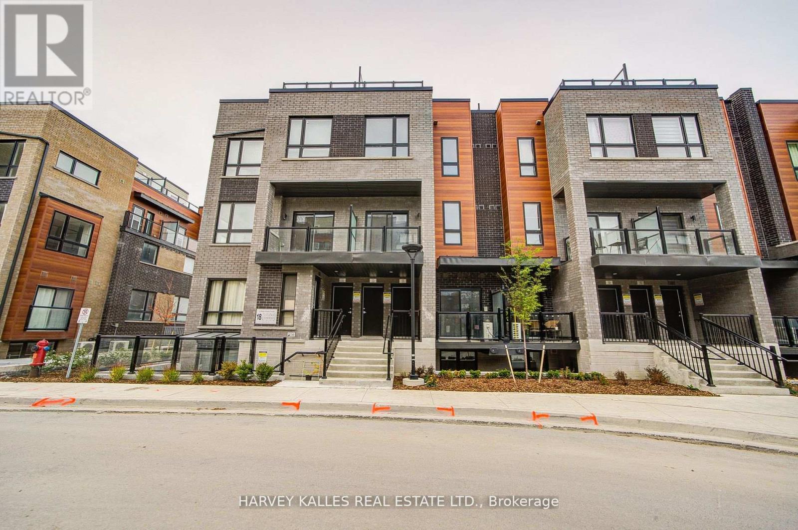 28 - 18 Lytham Green Circle, Newmarket, Ontario L3Y 0H4 - Photo 3 - N13058616