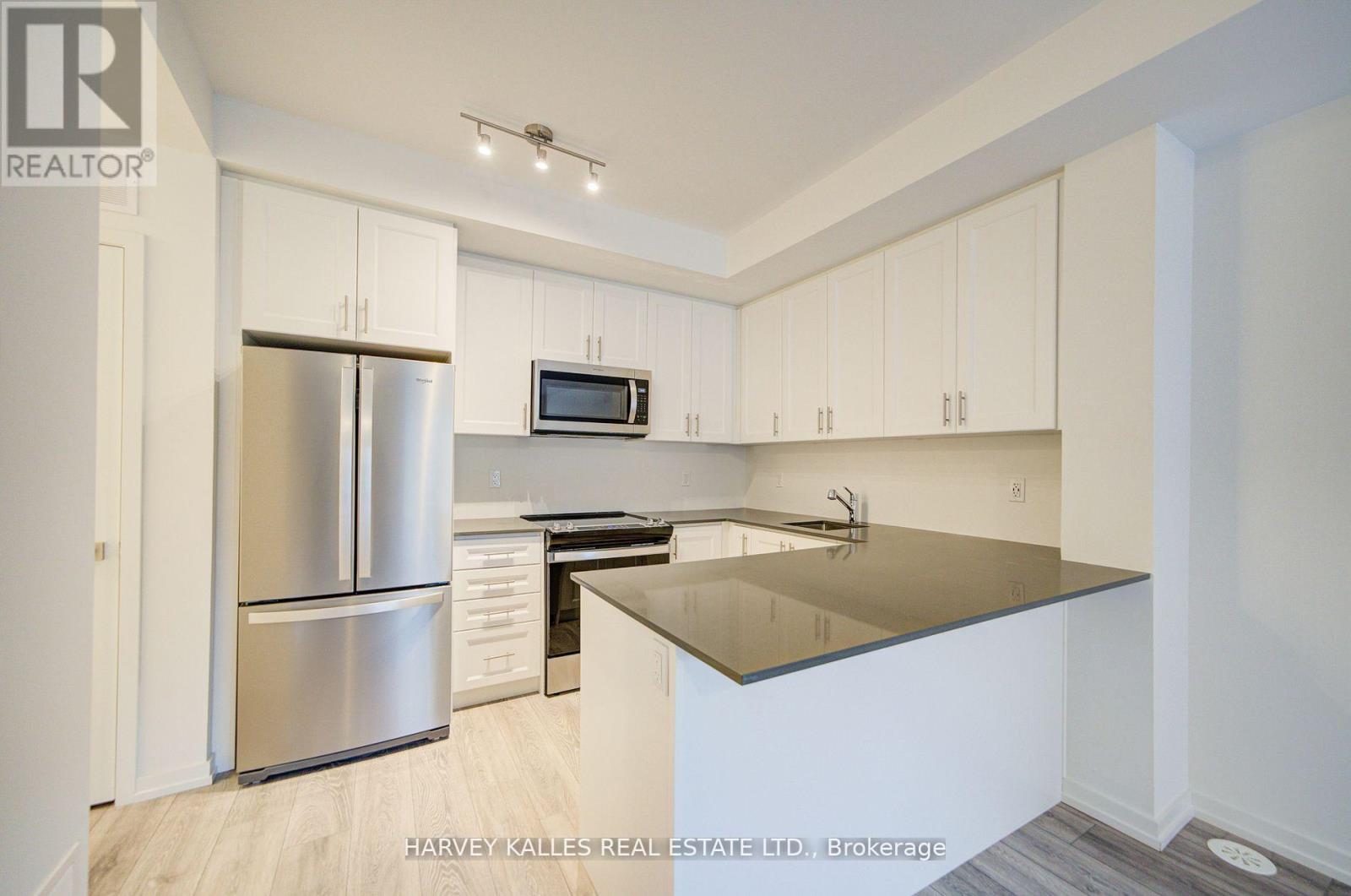 28 - 18 Lytham Green Circle, Newmarket, Ontario L3Y 0H4 - Photo 8 - N13058616