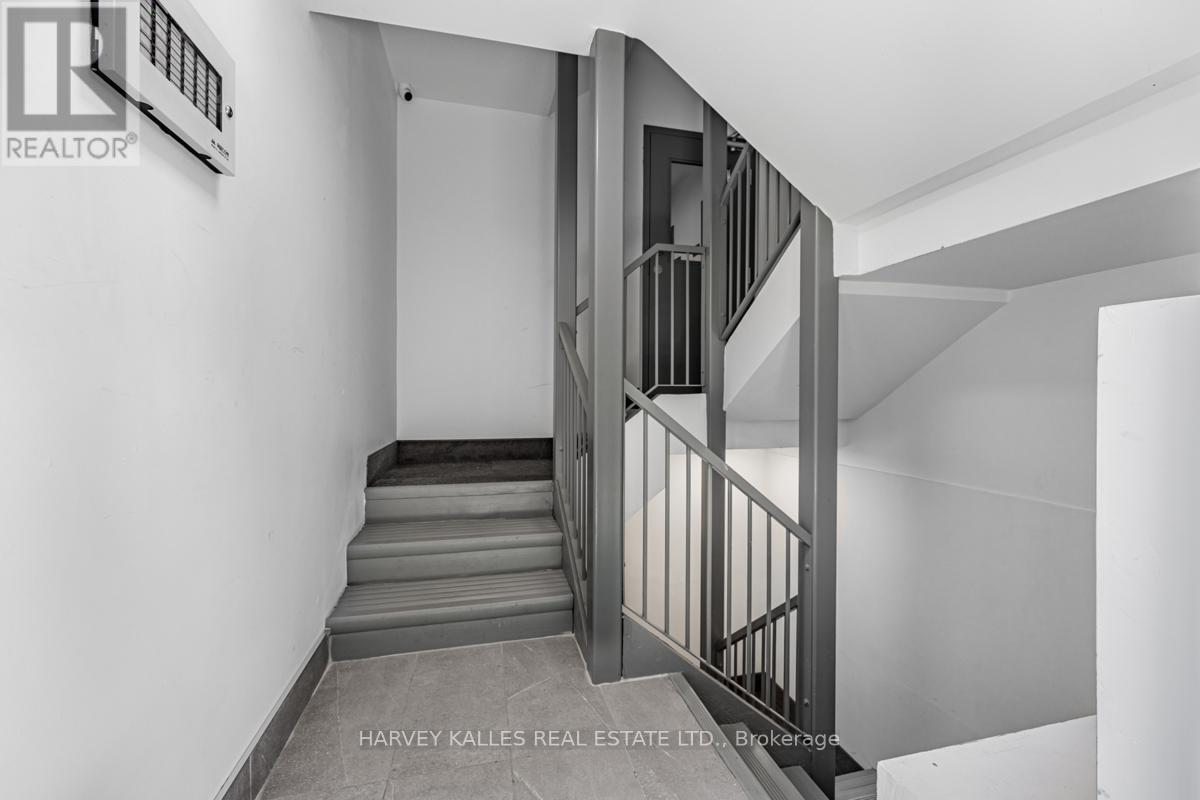 18 Cavell Avenue, Toronto, Ontario M8V 1P2 - Photo 5 - W13085404