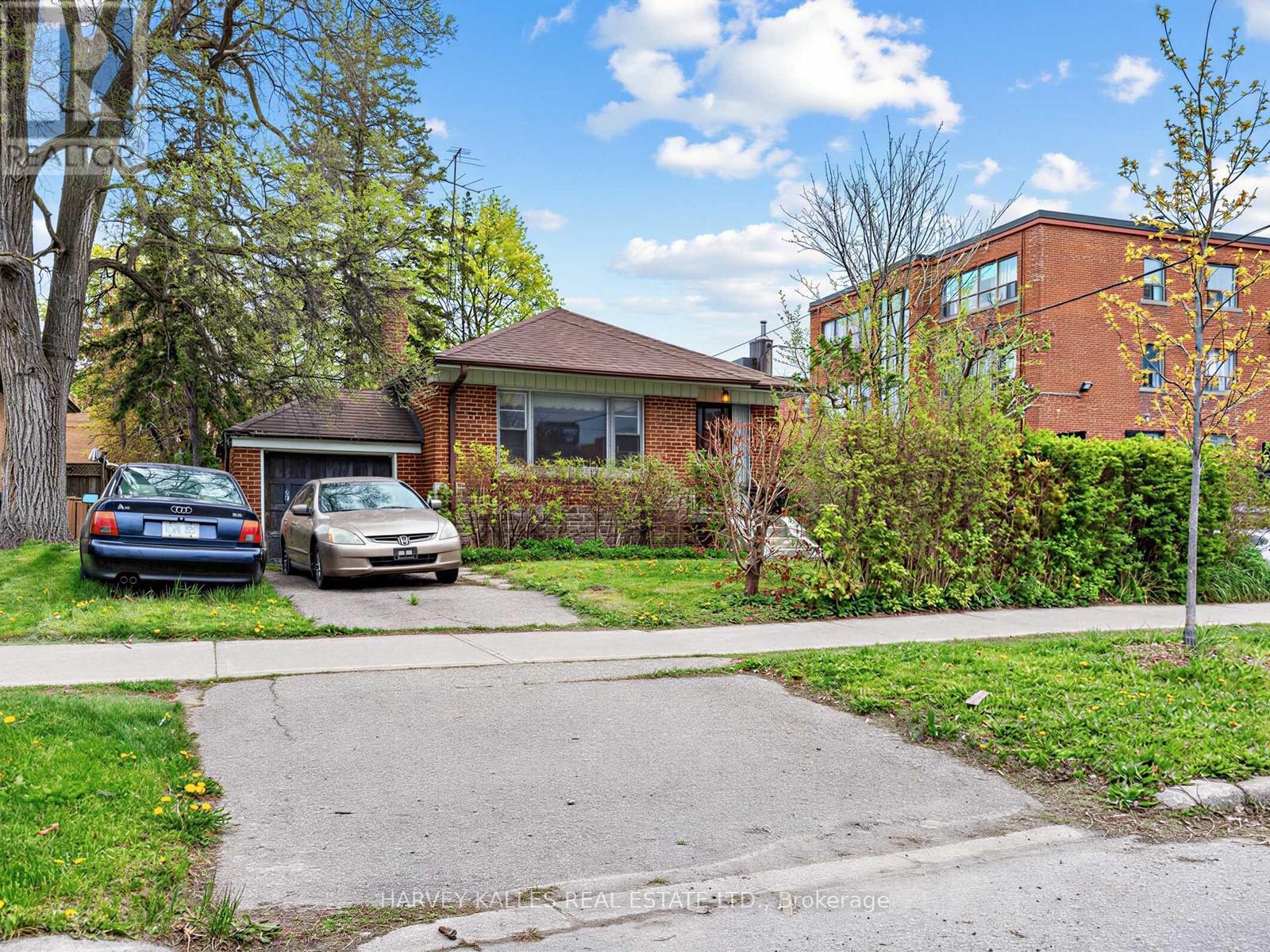 12 Invermay Avenue, Toronto, Ontario  M3H 1Z2 - Photo 2 - C13098240