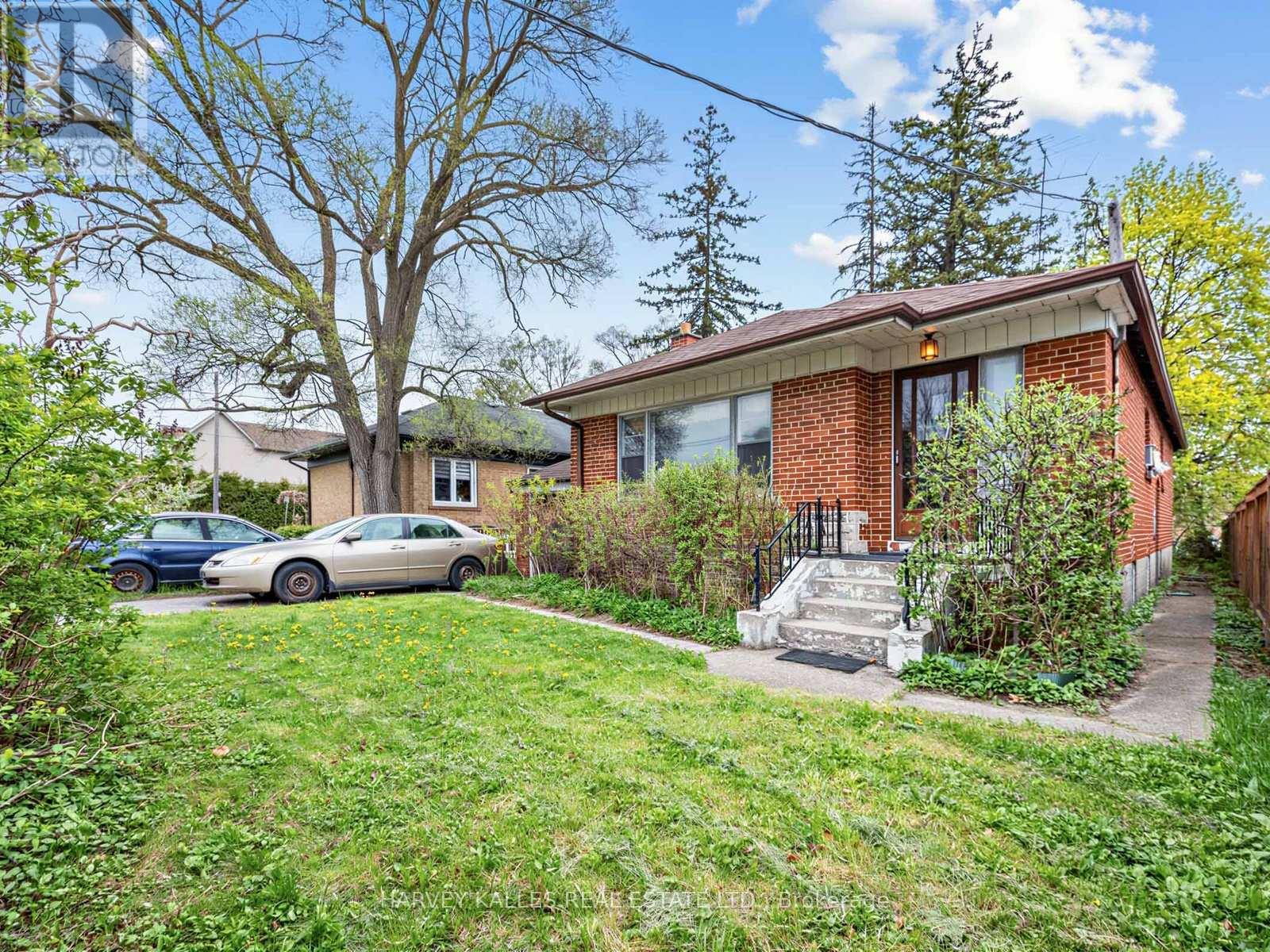 12 Invermay Avenue, Toronto, Ontario  M3H 1Z2 - Photo 3 - C13098240