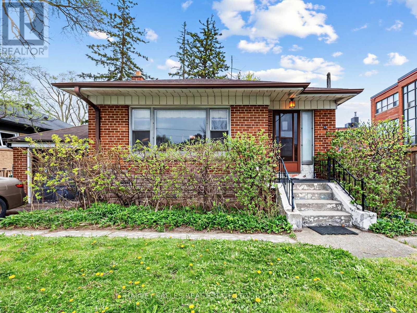12 Invermay Avenue, Toronto, Ontario  M3H 1Z2 - Photo 4 - C13098240