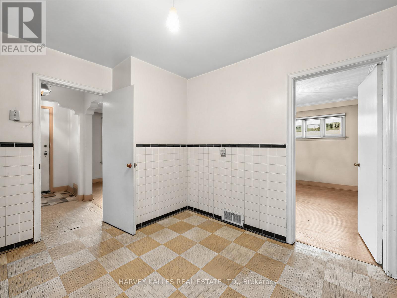 12 Invermay Avenue, Toronto, Ontario  M3H 1Z2 - Photo 7 - C13098240