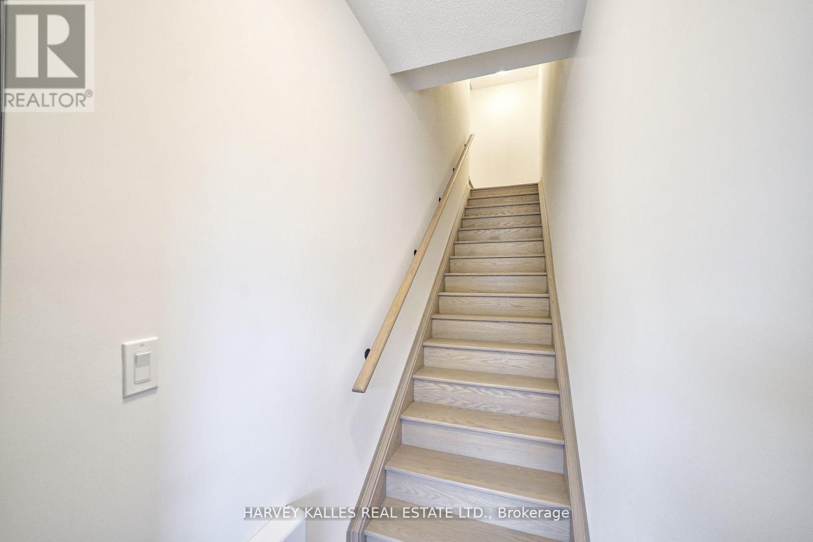 21 - 17 Lytham Green Circle, Newmarket, Ontario L3Y 0H4 - Photo 2 - N13105062