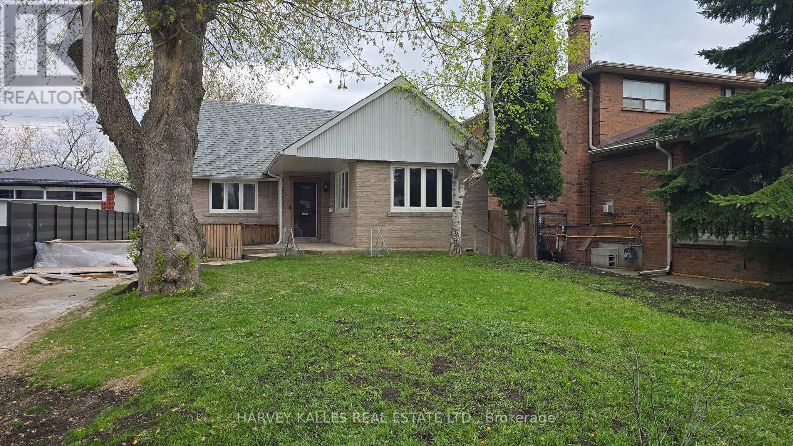 UPPER - 279 CORNELIUS PARKWAY, Toronto, Ontario