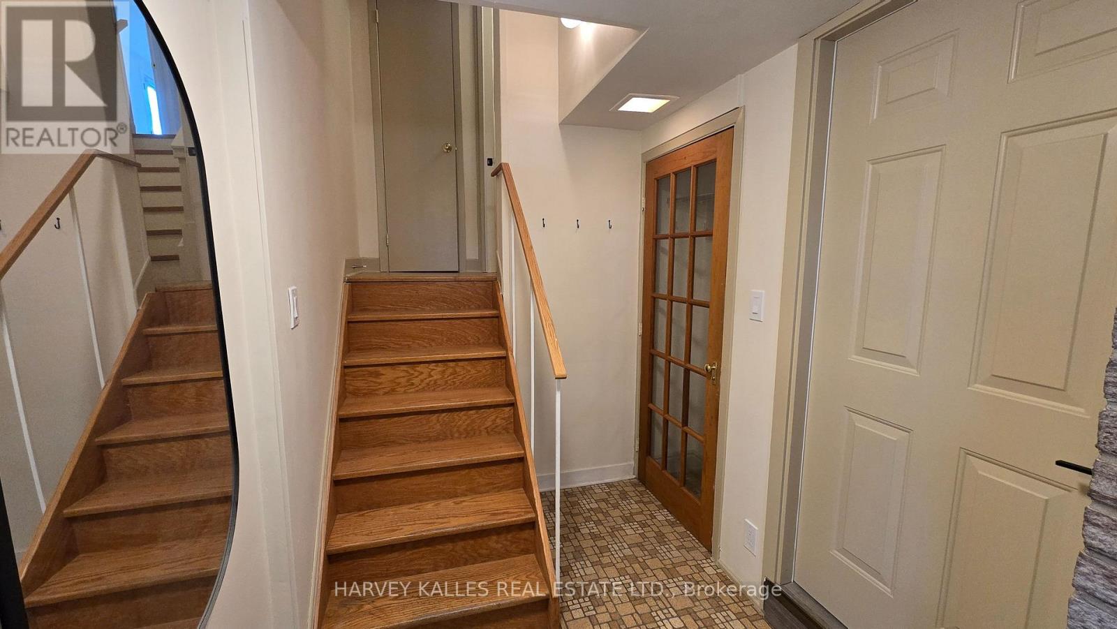 Upper - 279 Cornelius Parkway, Toronto, Ontario M3K 1T6 - Photo 4 - W13113674