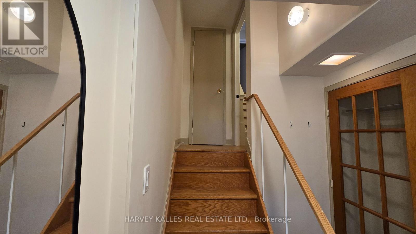 Upper - 279 Cornelius Parkway, Toronto, Ontario M3K 1T6 - Photo 6 - W13113674