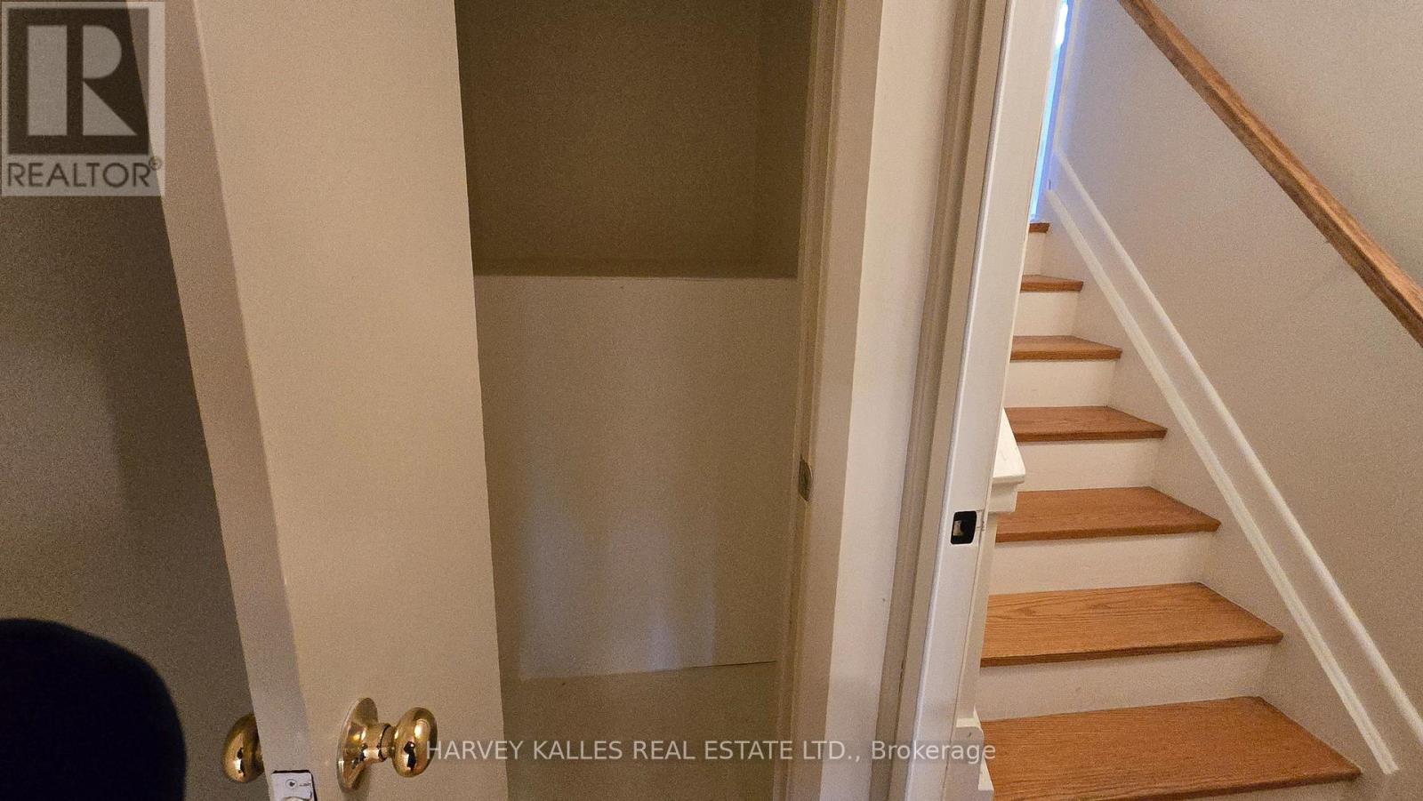 Upper - 279 Cornelius Parkway, Toronto, Ontario M3K 1T6 - Photo 7 - W13113674