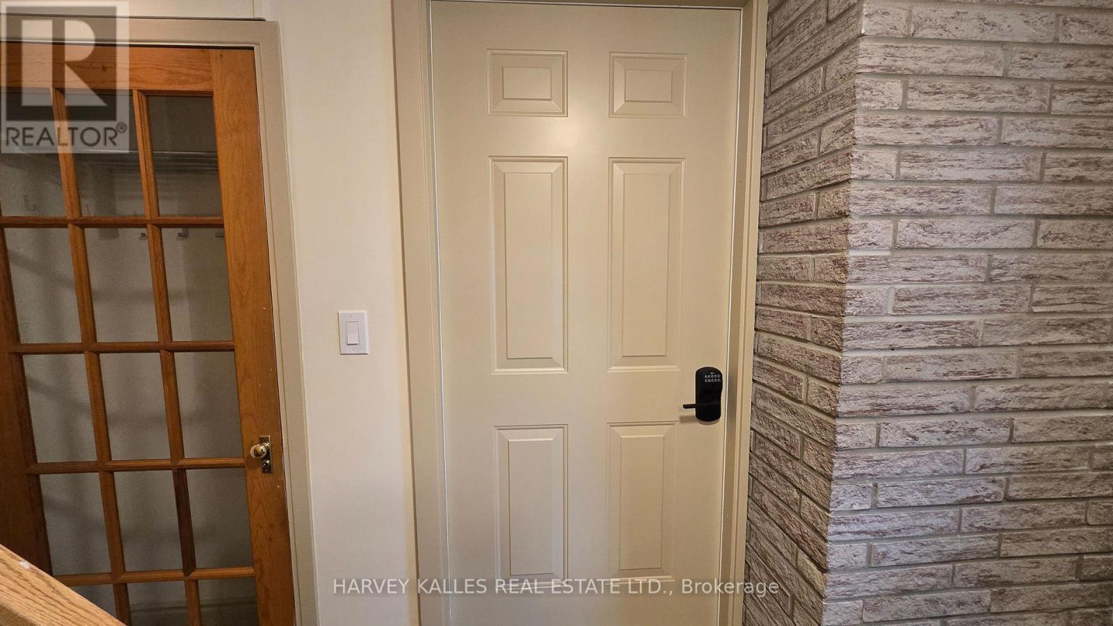 Main - 279 Cornelius Parkway, Toronto, Ontario  M3K 1T6 - Photo 5 - W13113698
