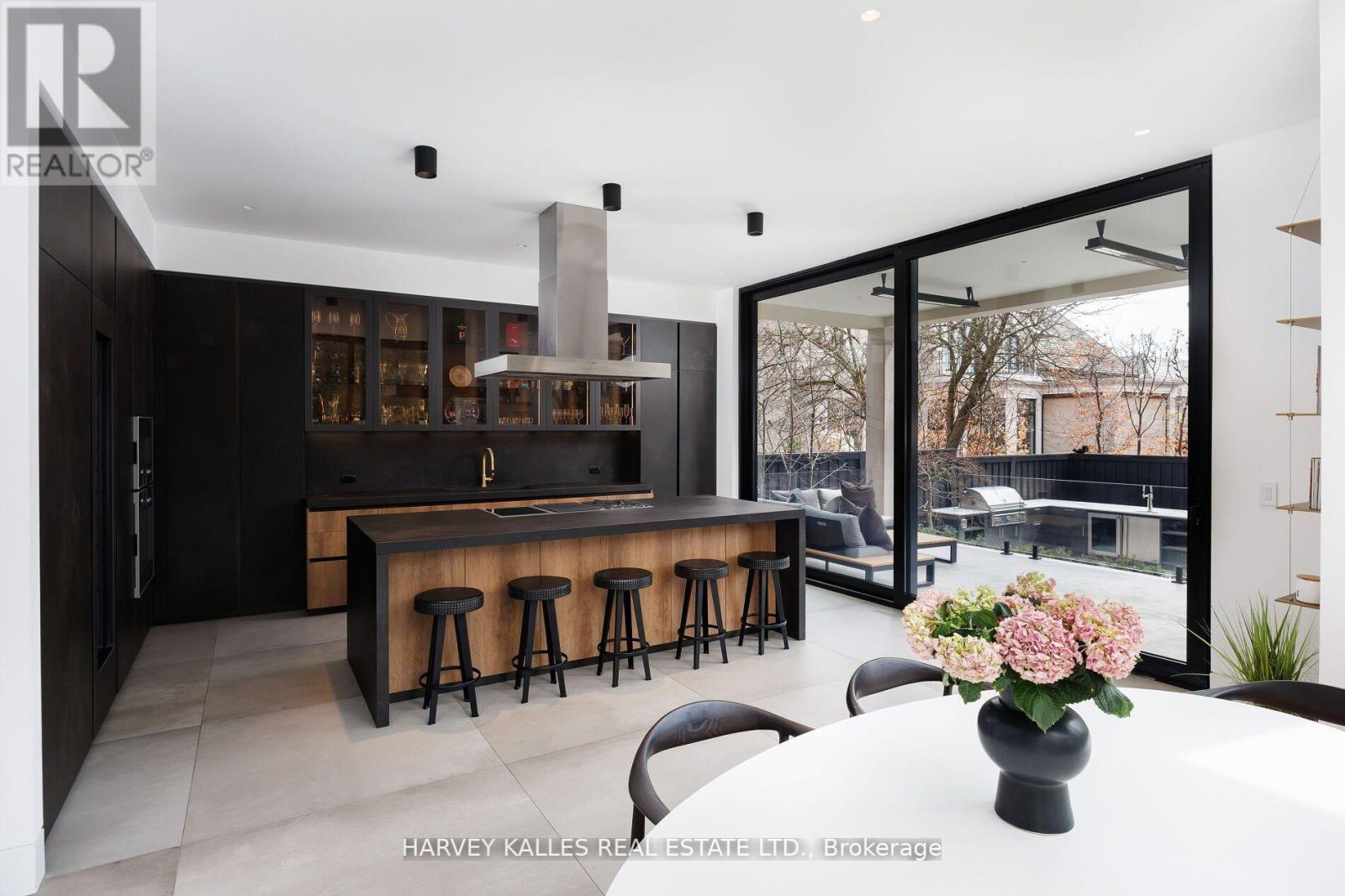5 Dewbourne Avenue, Toronto, Ontario  M5P 1Z1 - Photo 12 - C13142424