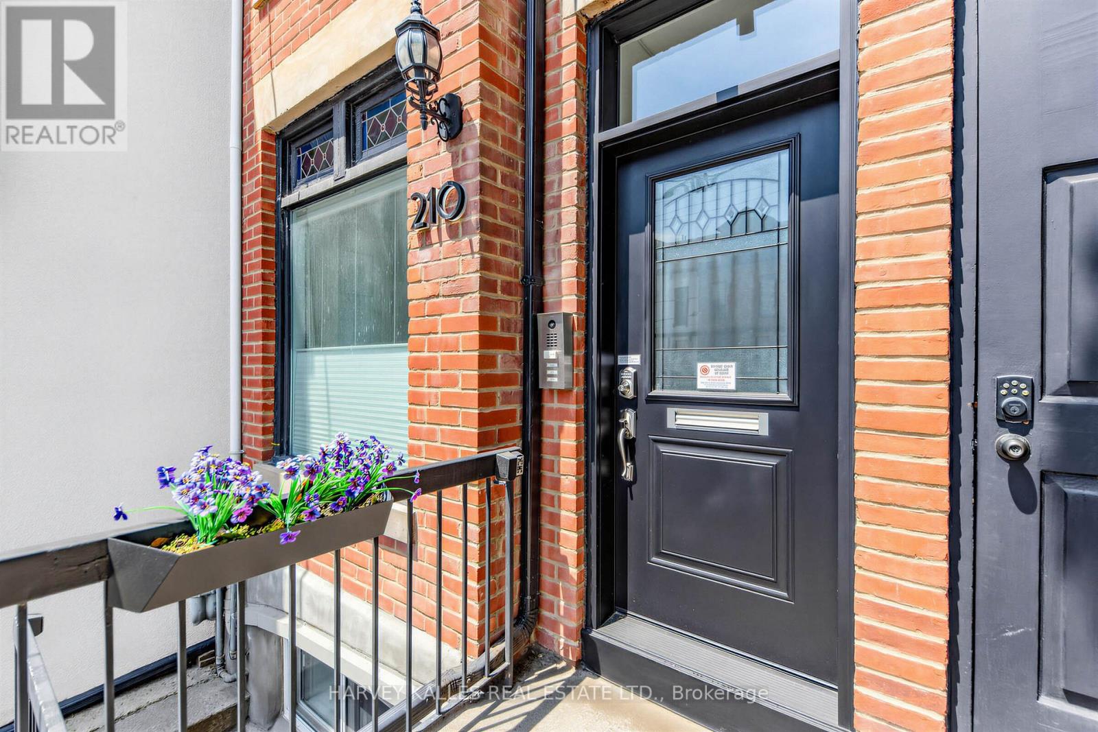 210 Gerrard Street E, Toronto, Ontario M5A 2E6 - Photo 3 - C13152164