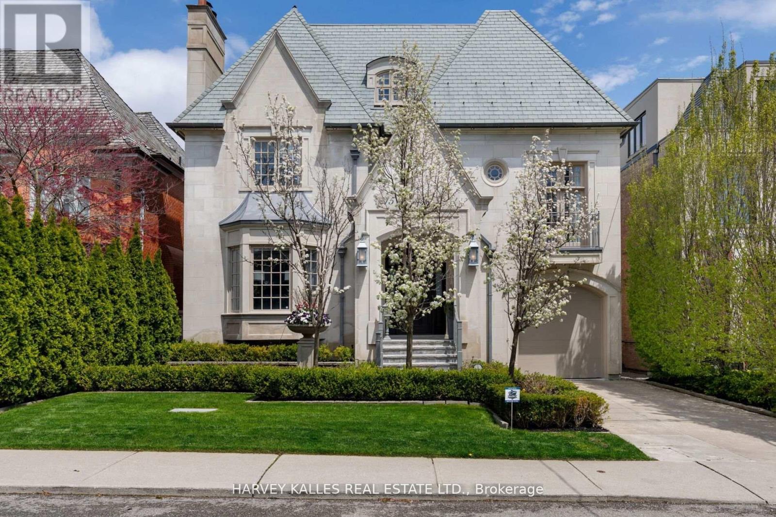 215 DUNVEGAN ROAD, Toronto, Ontario
