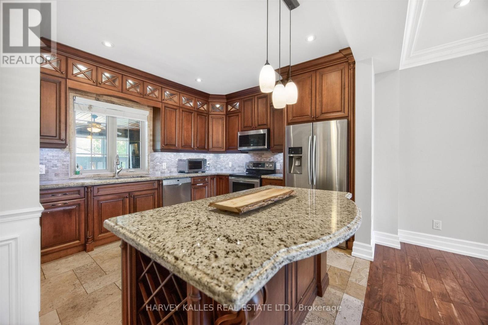 17 Lockheed Boulevard, Toronto, Ontario M9P 2H5 - Photo 10 - W13217294