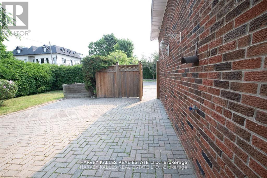 Bsmt - 550 Glencairn Avenue, Toronto, Ontario M6B 1Z4 - Photo 11 - C13227858