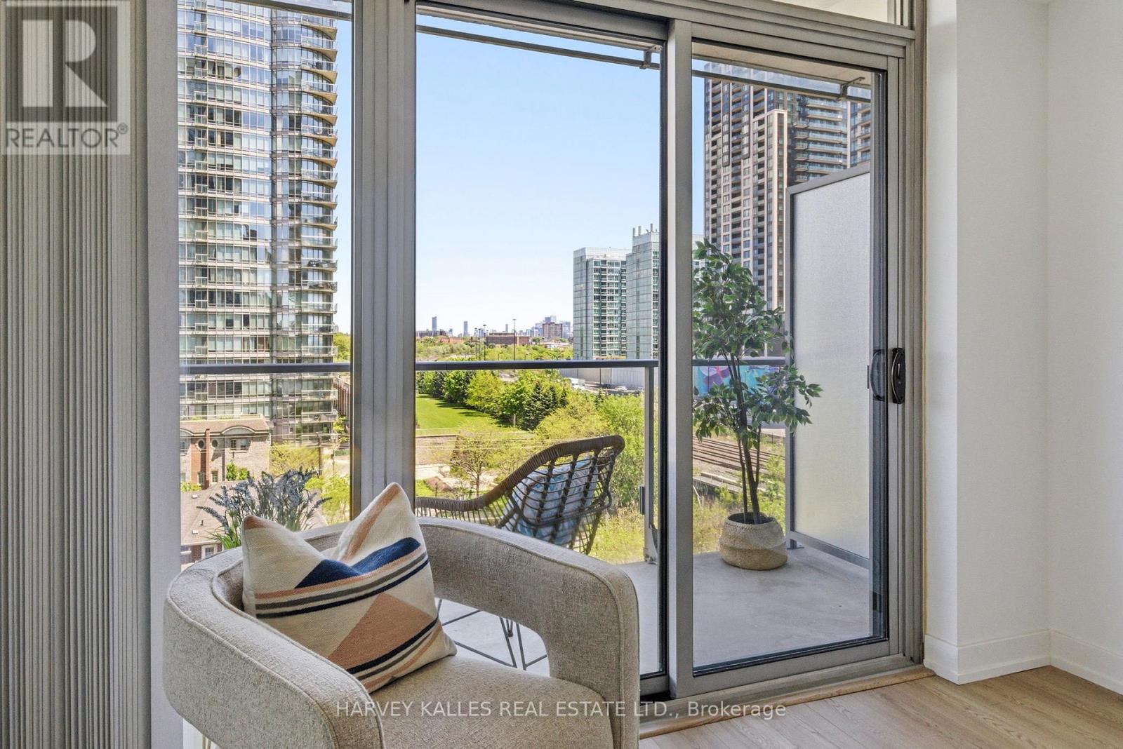 701 - 103 The Queensway, Toronto, Ontario M6S 5B3 - Photo 4 - W13415216