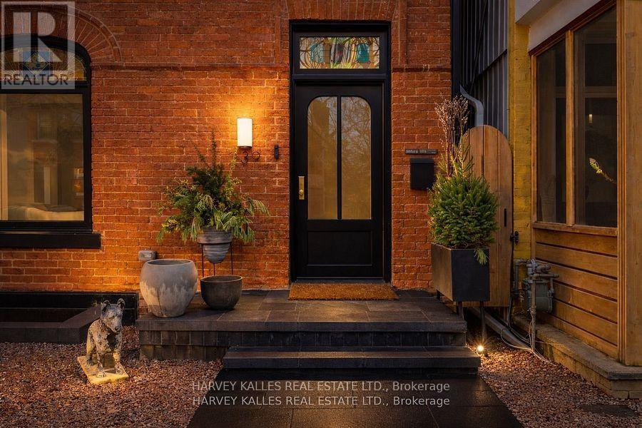 239 Borden Street, Toronto, Ontario M5S 2N5 - Photo 2 - C13432518