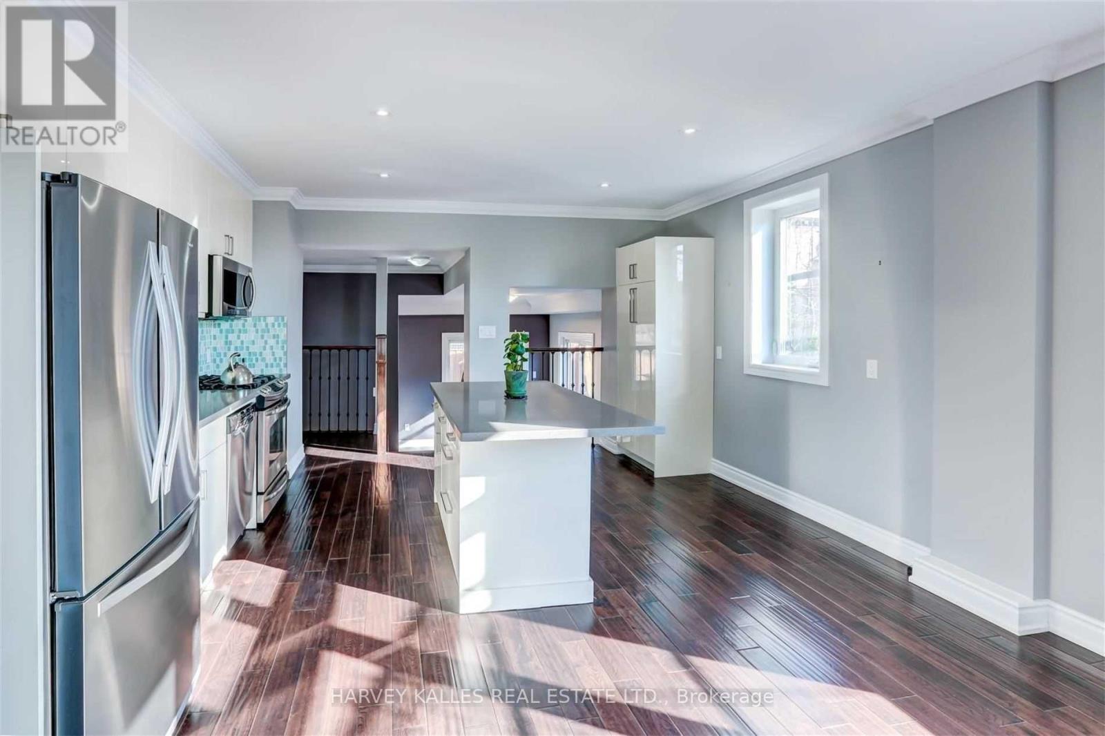 58 Sandford Avenue, Toronto, Ontario M4L 2E7 - Photo 8 - E13449590