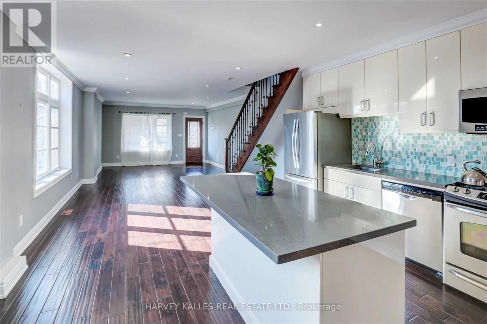 58 Sandford Avenue, Toronto, Ontario M4L 2E7 - Photo 9 - E13449590
