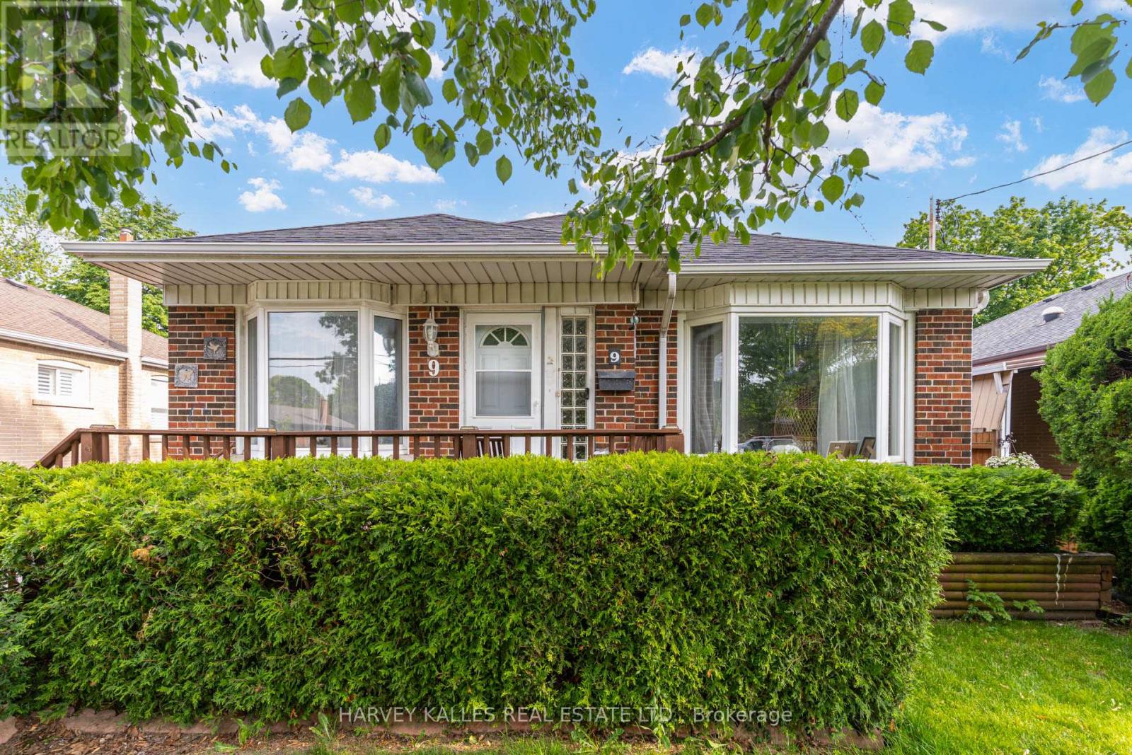 9 Sealcove Drive, Toronto, Ontario  M9C 2C3 - Photo 3 - W13453412