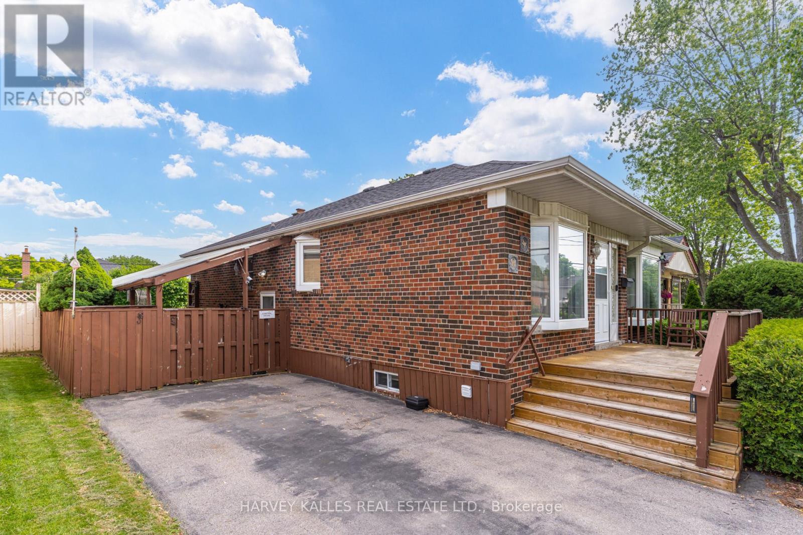 9 Sealcove Drive, Toronto, Ontario  M9C 2C3 - Photo 4 - W13453412