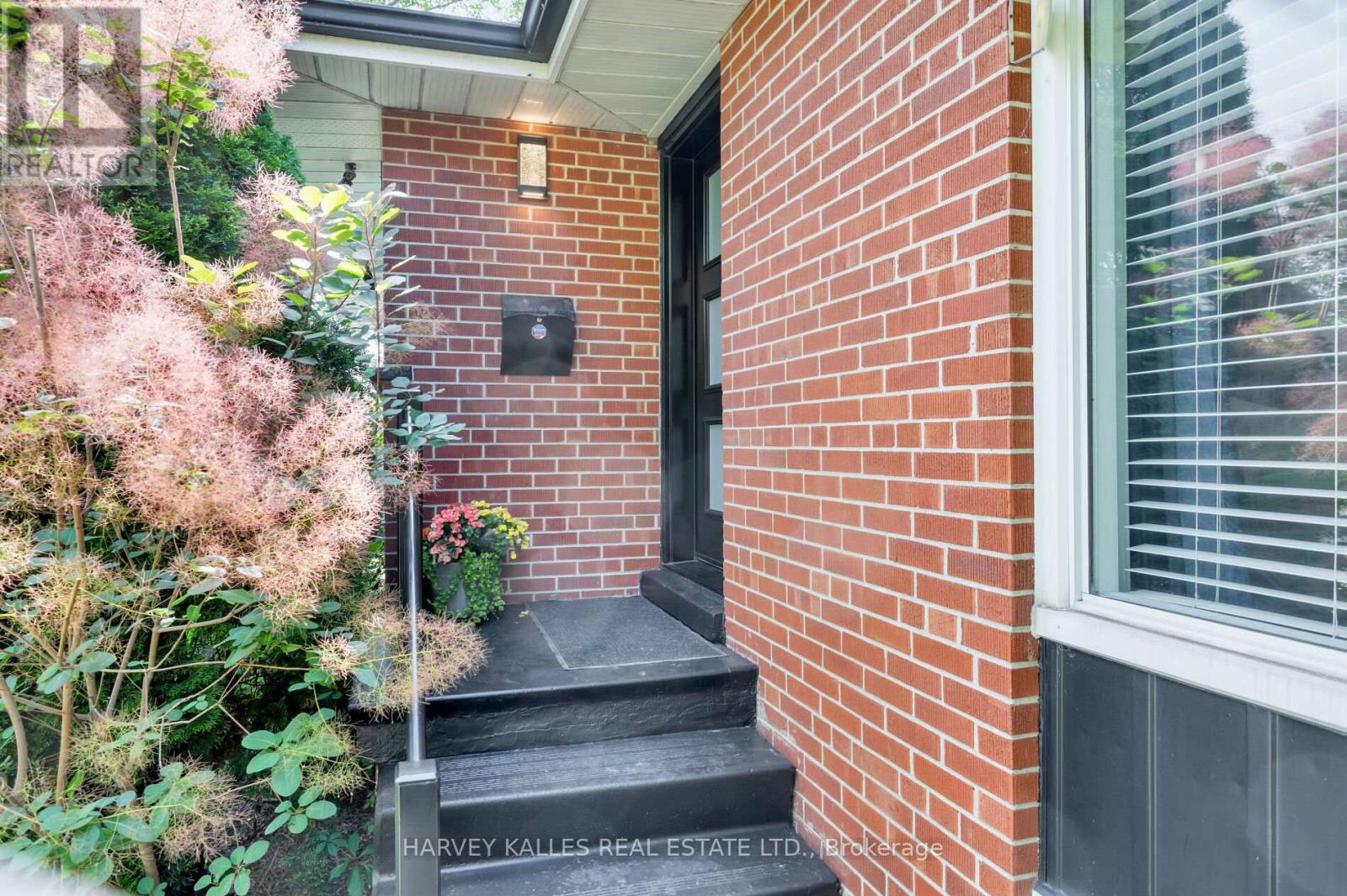 49 Learmont Drive, Toronto, Ontario M9R 2E9 - Photo 4 - W13456296