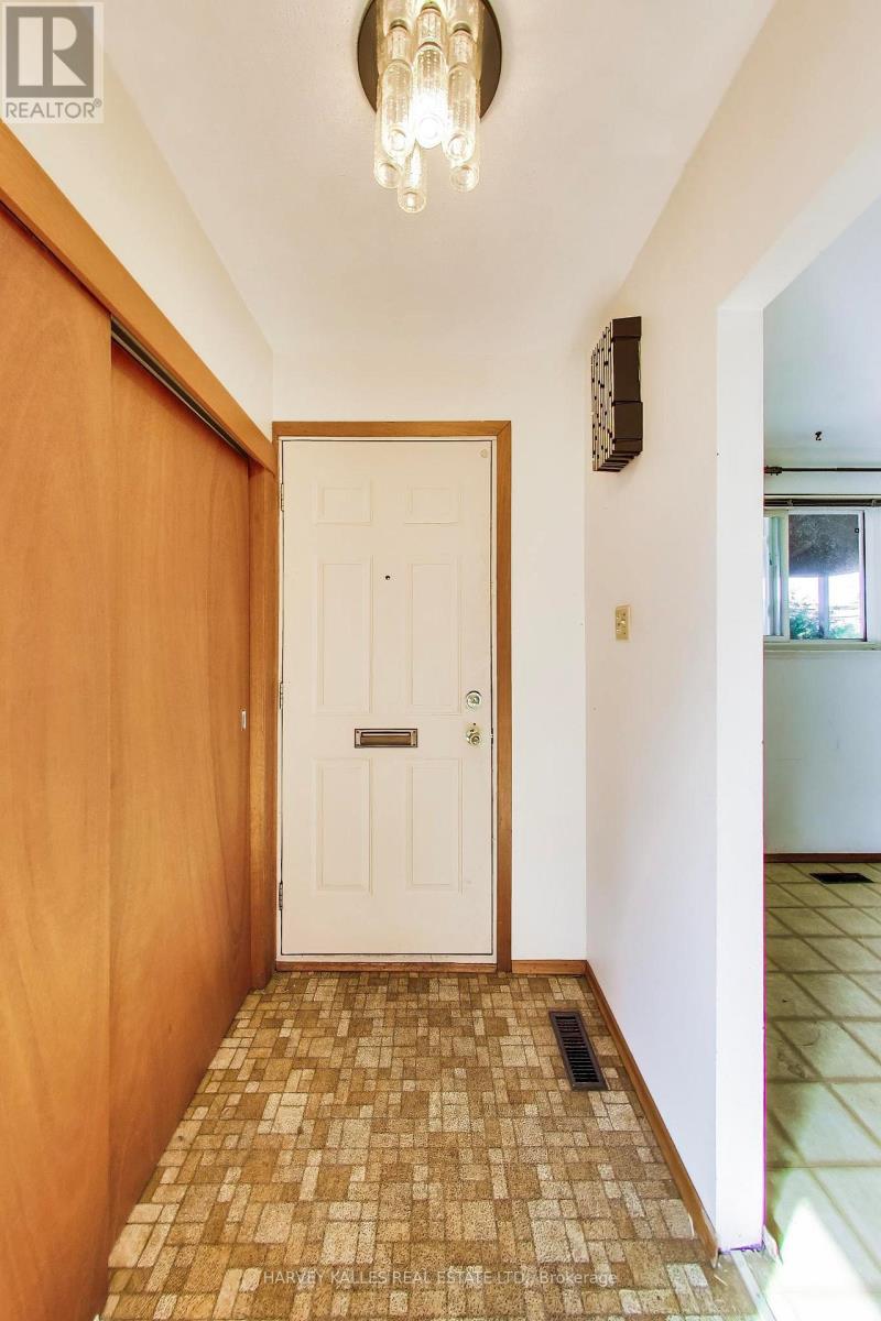 3760 Woodruff Crescent, Mississauga, Ontario L4T 1T9 - Photo 4 - W13462664
