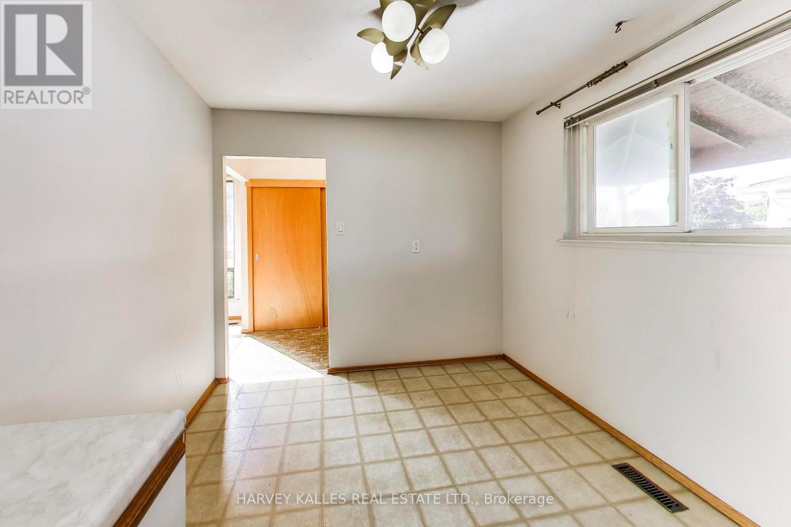 3760 Woodruff Crescent, Mississauga, Ontario L4T 1T9 - Photo 9 - W13462664