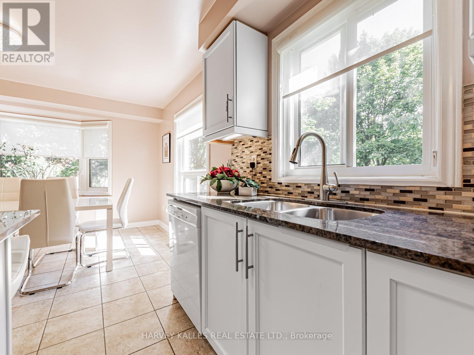 1 Edenbridge Drive, Vaughan, Ontario  L4J 8C3 - Photo 7 - N13473900