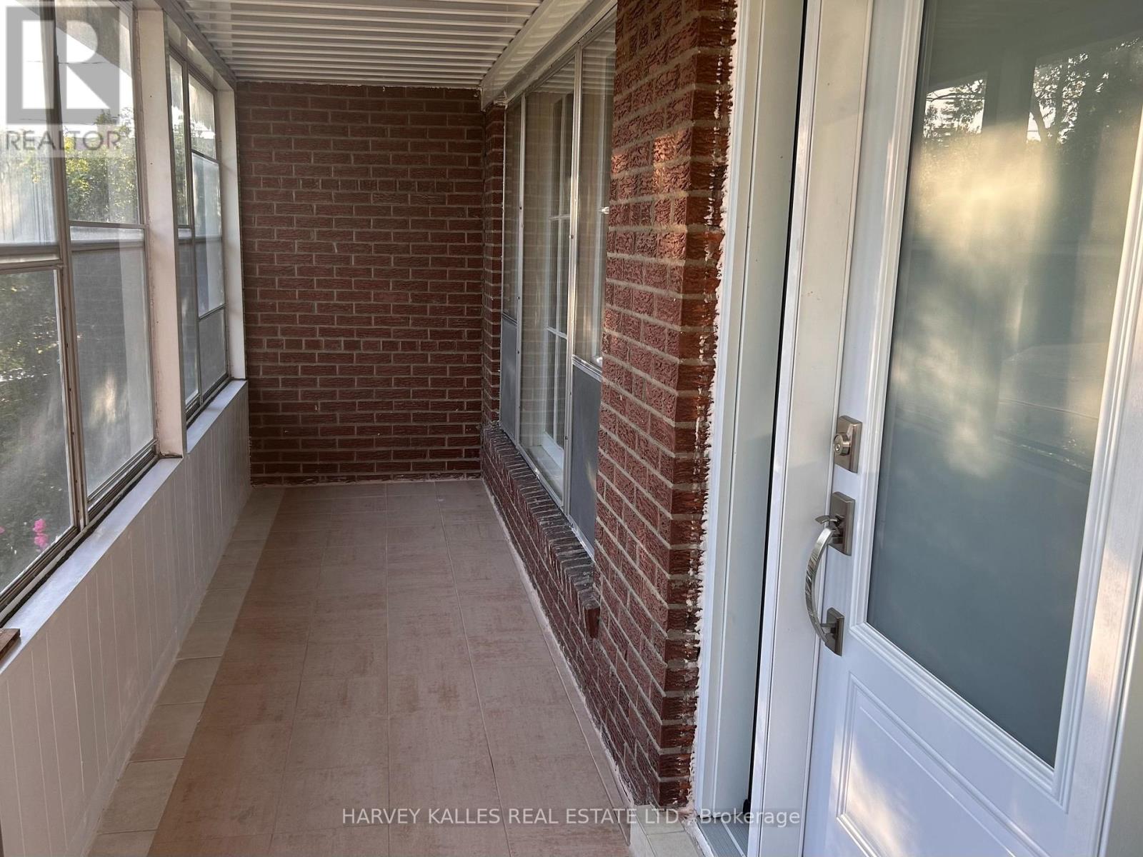 205 Vauxhall Drive, Toronto, Ontario M1P 1R6 - Photo 2 - E13483684