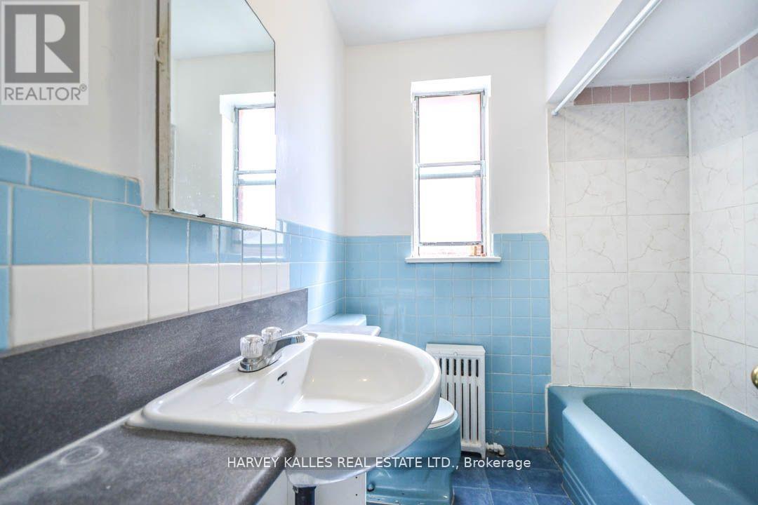 90 Trethewey Drive, Toronto, Ontario  M6M 4B4 - Photo 11 - W13483810