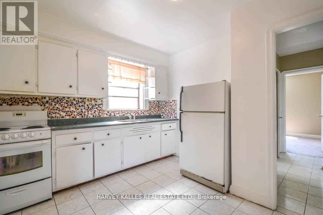 90 Trethewey Drive, Toronto, Ontario  M6M 4B4 - Photo 5 - W13483810