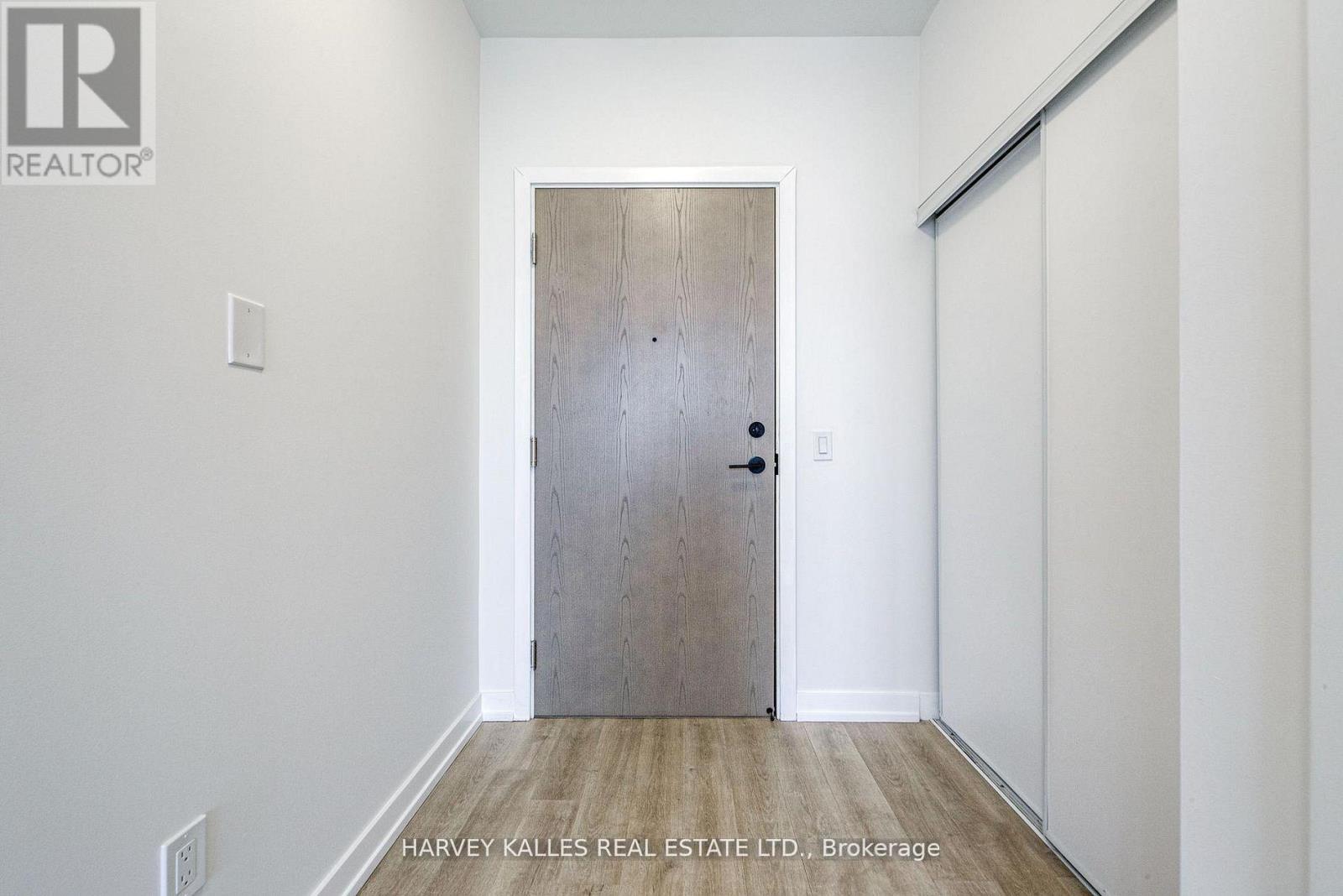 1001 - 2300 St Clair Avenue W, Toronto, Ontario  M6P 0B3 - Photo 2 - W13498810