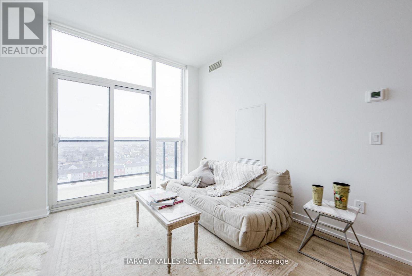 1001 - 2300 St Clair Avenue W, Toronto, Ontario  M6P 0B3 - Photo 4 - W13498810