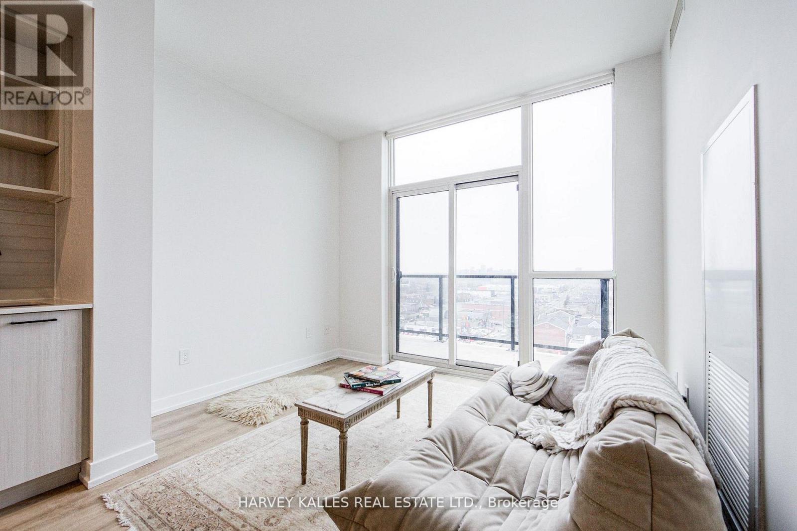 1001 - 2300 St Clair Avenue W, Toronto, Ontario  M6P 0B3 - Photo 5 - W13498810