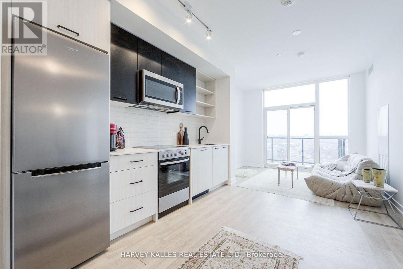1001 - 2300 St Clair Avenue W, Toronto, Ontario  M6P 0B3 - Photo 9 - W13498810
