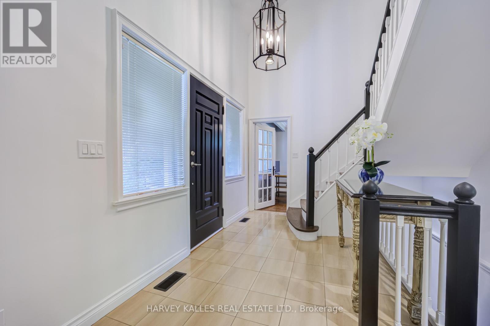 19 Ridgegate Crescent, Toronto, Ontario M8Y 2C9 - Photo 3 - W13516426