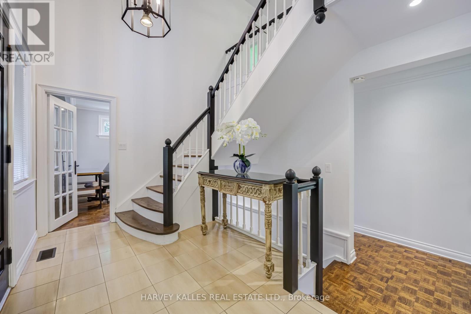 19 Ridgegate Crescent, Toronto, Ontario M8Y 2C9 - Photo 4 - W13516426
