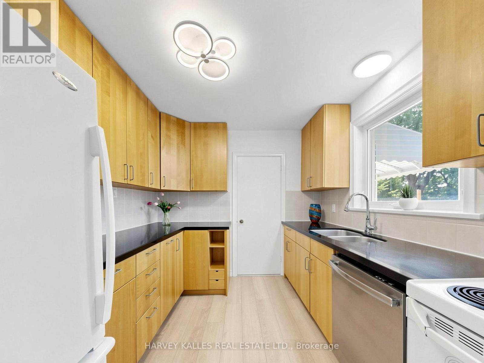 87 Combe Avenue, Toronto, Ontario M3H 4J6 - Photo 7 - C13523354