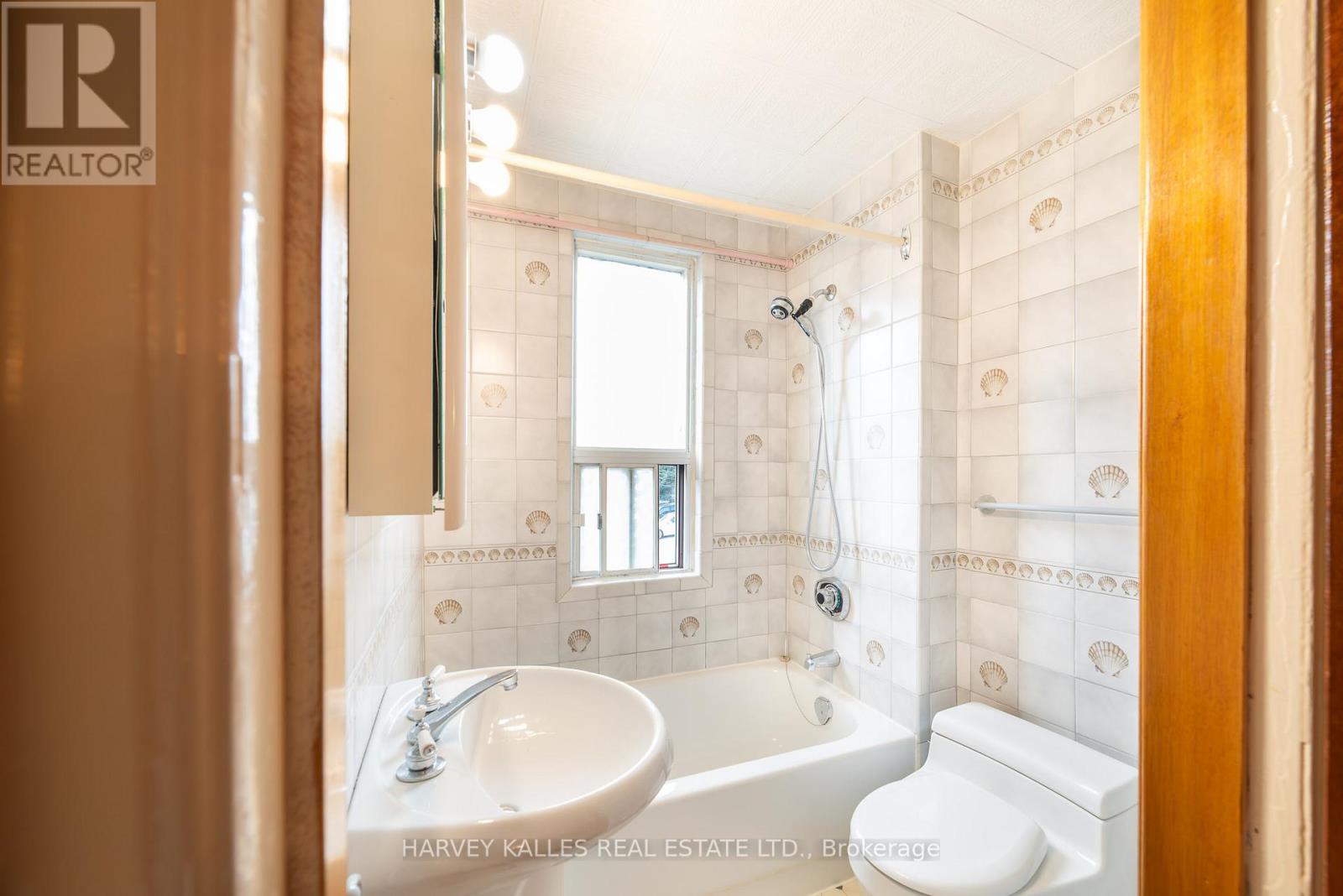 6 Crocker Avenue, Toronto, Ontario M6J 1K5 - Photo 18 - C13525734
