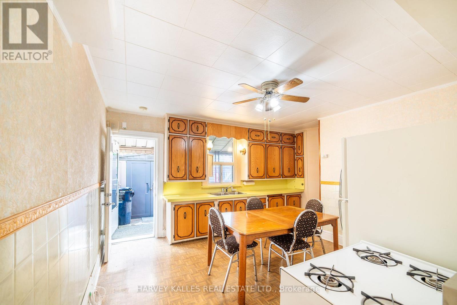 6 Crocker Avenue, Toronto, Ontario M6J 1K5 - Photo 8 - C13525734