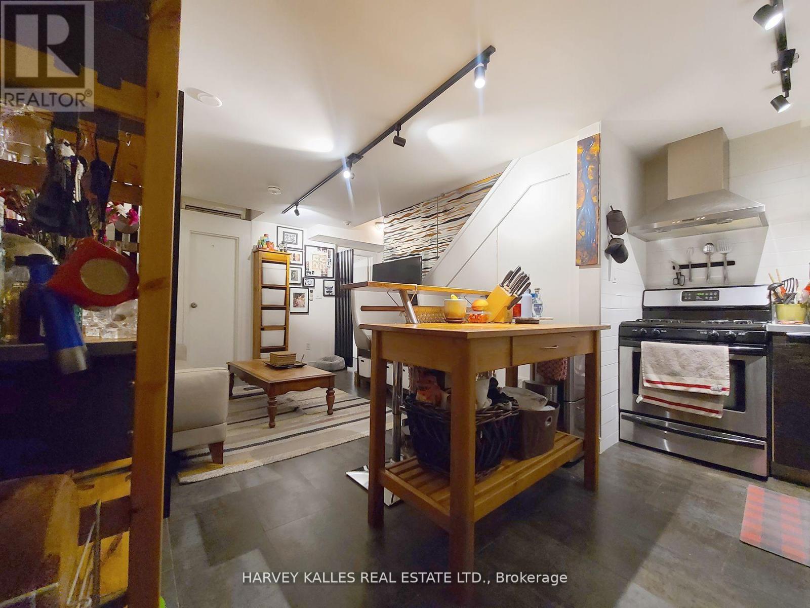 B1 - 214 Bathurst Street, Toronto, Ontario M5T 2R9 - Photo 2 - C13526526