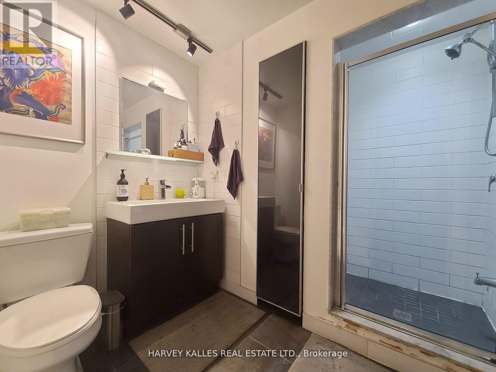 B1 - 214 Bathurst Street, Toronto, Ontario M5T 2R9 - Photo 3 - C13526526