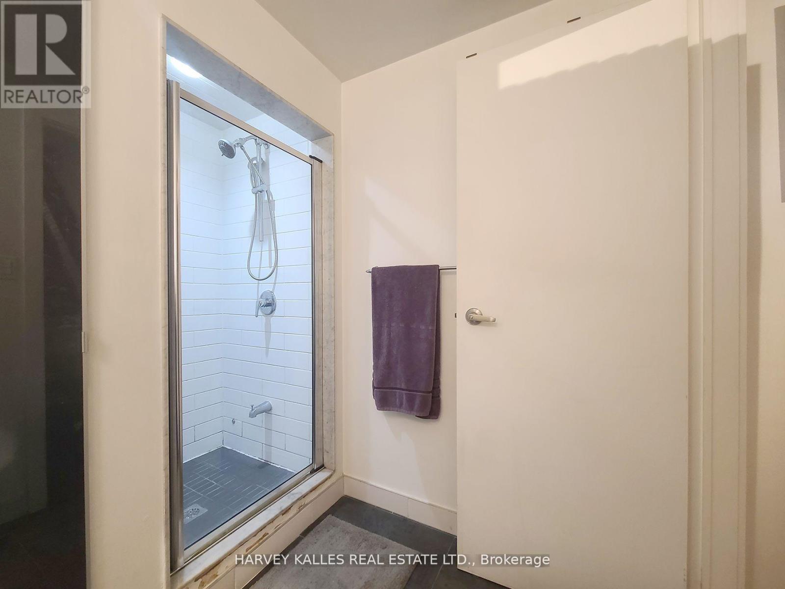 B1 - 214 Bathurst Street, Toronto, Ontario M5T 2R9 - Photo 4 - C13526526