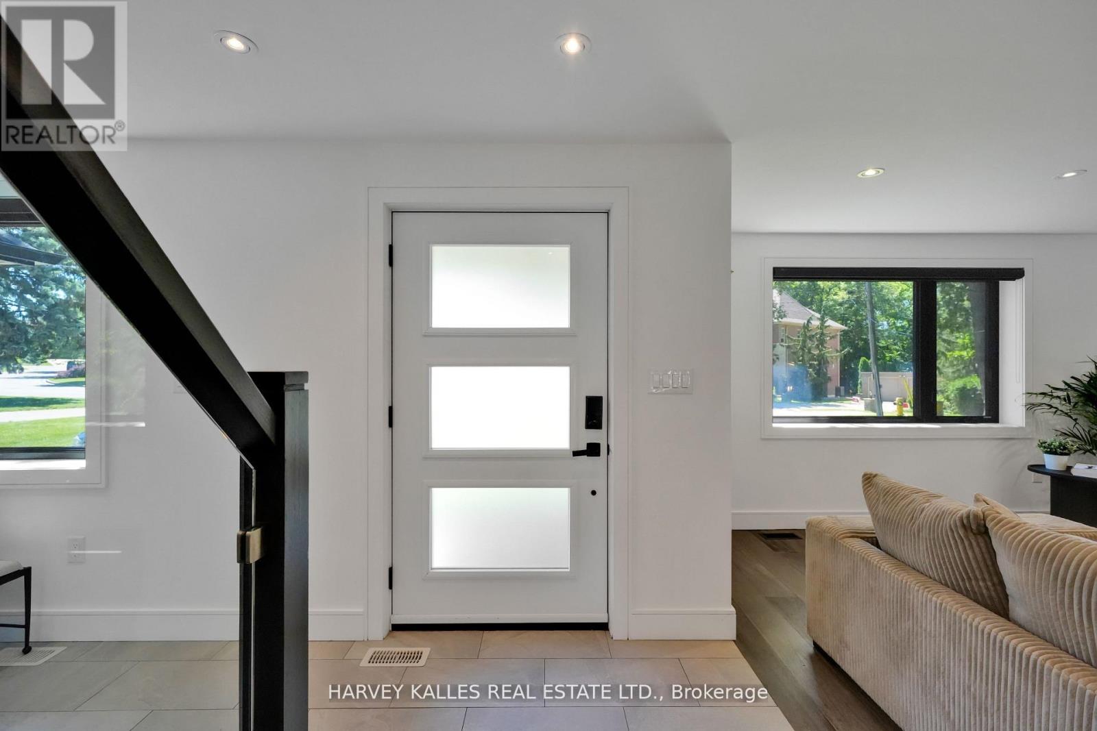 8 Circle Ridge, Toronto, Ontario M6L 2H6 - Photo 2 - W13528012