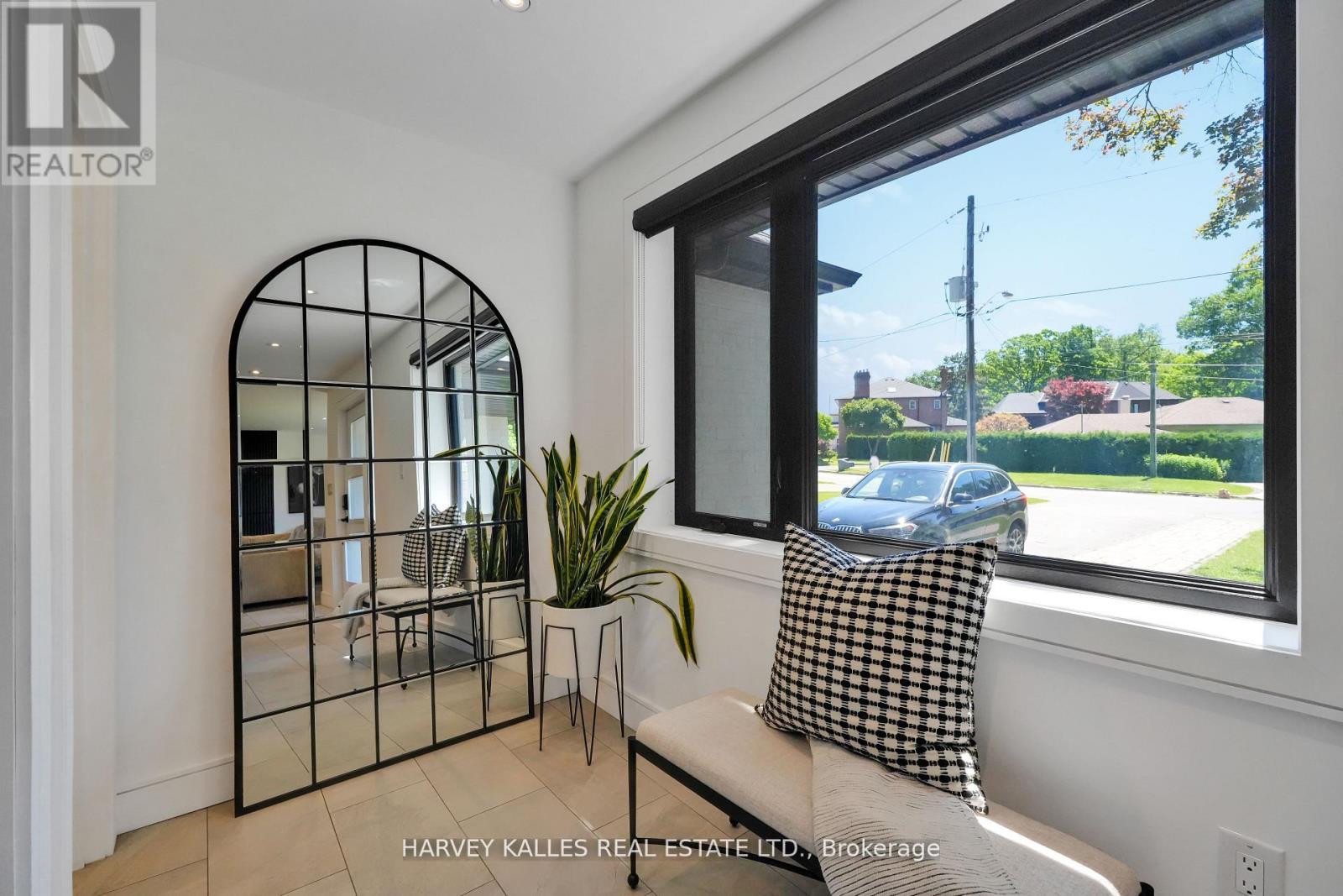8 Circle Ridge, Toronto, Ontario M6L 2H6 - Photo 3 - W13528012