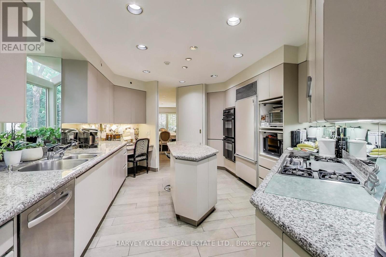 103 Vesta Drive, Toronto, Ontario  M5P 2Z8 - Photo 15 - C13529238